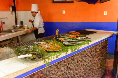 Oaxaca, Meksika - Kas 1, 2016: Oaxaca Restaurant La Choza del Chef, ulusal Meksika yemekleri ile yer tanımlanamayan adam et kızartması