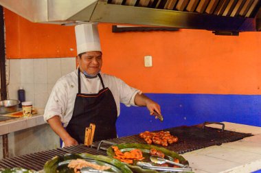 Oaxaca, Meksika - Kas 1, 2016: Oaxaca Restaurant La Choza del Chef, ulusal Meksika yemekleri ile yer tanımlanamayan adam et kızartması