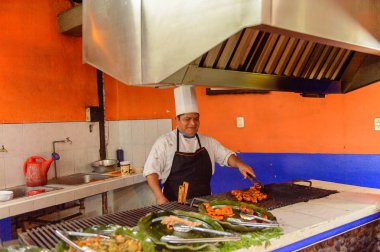 Oaxaca, Meksika - Kas 1, 2016: Oaxaca Restaurant La Choza del Chef, ulusal Meksika yemekleri ile yer tanımlanamayan adam et kızartması