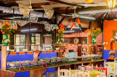 Oaxaca, Meksika - Kas 1, 2016: Restoran La Choza del Chef Oaxaca, ulusal Meksika yemekleri ile yer Tablolar