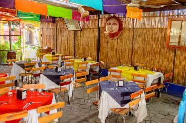 Oaxaca, Meksika - Kas 1, 2016: Restoran La Choza del Chef Oaxaca, ulusal Meksika yemekleri ile yer Tablolar