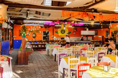 Oaxaca, Meksika - Kas 1, 2016: Restoran La Choza del Chef Oaxaca, ulusal Meksika yemekleri ile yer Tablolar