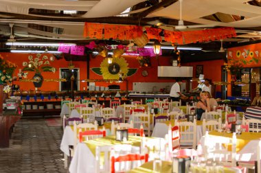 Oaxaca, Meksika - Kas 1, 2016: Restoran La Choza del Chef Oaxaca, ulusal Meksika yemekleri ile yer Tablolar