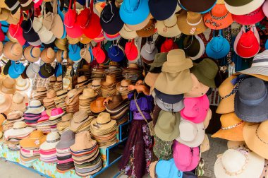 Chipas, Meksika- Kas 1, 2016: Turistler arasında popüler orijinal geleneksel Meksika ponchos ve sombreros, pazar yeri.