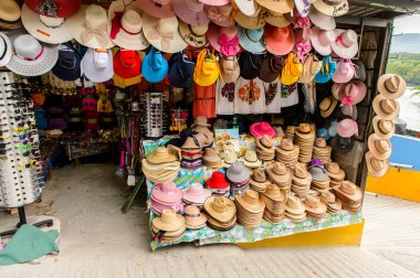 Chipas, Meksika- Kas 1, 2016: Turistler arasında popüler orijinal geleneksel Meksika ponchos ve sombreros, pazar yeri.