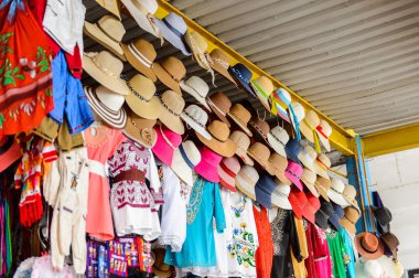 Chipas, Meksika- Kas 1, 2016: Turistler arasında popüler orijinal geleneksel Meksika ponchos ve sombreros, pazar yeri.