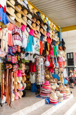 Chipas, Meksika- Kas 1, 2016: Turistler arasında popüler orijinal geleneksel Meksika ponchos ve sombreros, pazar yeri.
