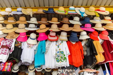 Chipas, Meksika- Kas 1, 2016: Turistler arasında popüler orijinal geleneksel Meksika ponchos ve sombreros, pazar yeri.