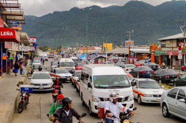San Cristobal De Las Casas, Meksika - 1 Kasım 2016: San Cristobal de las Casas,Meksika eyaletinin Orta Dağlık bölgesinde bulunan San Cristobal de las Casas'ta otomobil trafiği