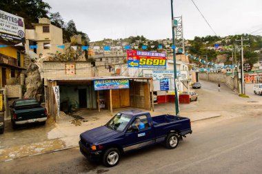 San Cristobal De Las Casas, Meksika - 1 Kasım 2016: San Cristobal de las Casas'ın tipik evleri, Chiapas eyaletinin Orta Dağlık bölgesinde yer alan şehir, Meksika