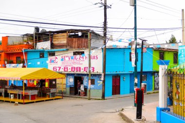 San Cristobal De Las Casas, Meksika - 1 Kasım 2016: San Cristobal de las Casas'ın renkli mimarisi, Chiapas eyaletinin Orta Dağlık bölgesinde yer alan şehir, Meksika