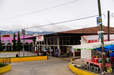 San Cristobal De Las Casas, Meksika - 1 Kasım 2016: San Cristobal de las Casas'ın renkli mimarisi, Chiapas eyaletinin Orta Dağlık bölgesinde yer alan şehir, Meksika