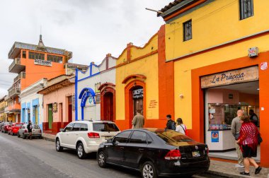 San Cristobal De Las Casas, Meksika - 1 Kasım 2016: San Cristobal de las Casas'ın renkli mimarisi, Chiapas eyaletinin Orta Dağlık bölgesinde yer alan şehir, Meksika