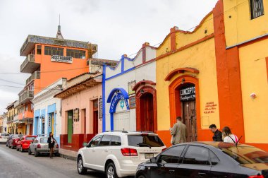 San Cristobal De Las Casas, Meksika - 1 Kasım 2016: San Cristobal de las Casas'ın renkli mimarisi, Chiapas eyaletinin Orta Dağlık bölgesinde yer alan şehir, Meksika