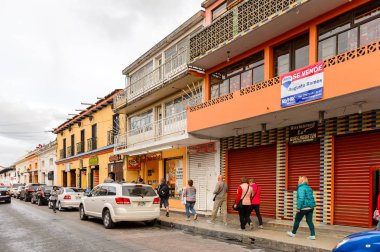 San Cristobal De Las Casas, Meksika - 1 Kasım 2016: Chiapas eyaletinin Orta Dağlık bölgesinde yer alan San Cristobal de las Casas'ın sokak ve mimarisi