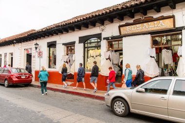 San Cristobal De Las Casas, Meksika - 1 Kasım 2016: Chiapas eyaletinin Orta Dağlık bölgesinde yer alan San Cristobal de las Casas'ın sokak ve mimarisi