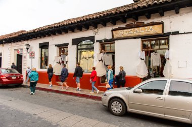 San Cristobal De Las Casas, Meksika - 1 Kasım 2016: Chiapas eyaletinin Orta Dağlık bölgesinde yer alan San Cristobal de las Casas'ın sokak ve mimarisi