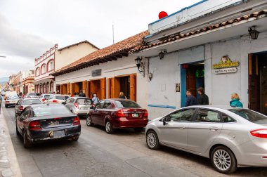 San Cristobal De Las Casas, Meksika - 1 Kasım 2016: Chiapas eyaletinin Orta Dağlık bölgesinde yer alan San Cristobal de las Casas'ın sokak ve mimarisi
