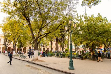 San Cristobal De Las Casas, Meksika - 1 Kasım 2016: San Cristobal de las Casas'ın ana meydanının (Zocalo) mimarisi, Chiapas eyaletinin Orta Dağlık bölgesinde yer alan kasaba, Meksika