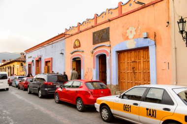 San Cristobal De Las Casas, Meksika - 1 Kasım 2016: San Cristobal de las Casas'ın güzel tipik mimarisi, Chiapas eyaletinin Orta Dağlık bölgesinde yer alan şehir, Meksika