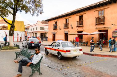 San Cristobal De Las Casas, Meksika - 1 Kasım 2016: San Cristobal de las Casas'ın ana meydanının (Zocalo) mimarisi, Chiapas eyaletinin Orta Dağlık bölgesinde yer alan kasaba, Meksika