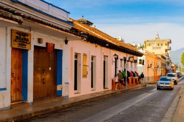 San Cristobal De Las Casas, Meksika - 1 Kasım 2016: San Cristobal de las Casas'ın renkli mimarisi, Chiapas eyaletinin Orta Dağlık bölgesinde yer alan şehir, Meksika