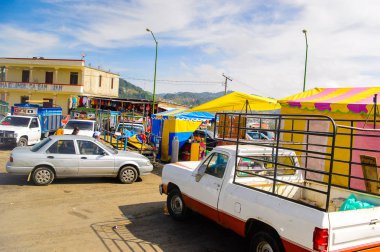 San Juan Chamula, Meksika - 2 Kasım 2016: Trafik, San Juan Chamula'nın merkezindeki evler, Chiapas eyaleti, Meksika. Kasaba yerli Tzotzil Maya insanlar tarafından iskan edilir,