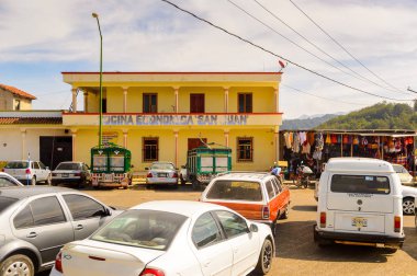 San Juan Chamula, Meksika - 2 Kasım 2016: Trafik, San Juan Chamula'nın merkezindeki evler, Chiapas eyaleti, Meksika. Kasaba yerli Tzotzil Maya insanlar tarafından iskan edilir,