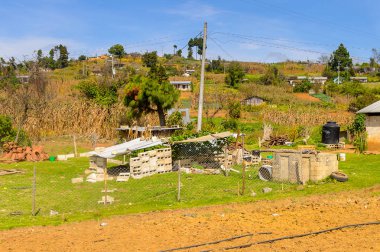 San Juan Chamula, Meksika - 2 Kasım 2016: San Juan Chamula yakınlarındaki doğa, Chiapas eyaleti, Meksika. Kasaba yerli Tzotzil Maya insanlar tarafından iskan edilir,