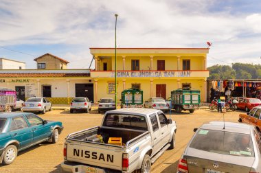 San Juan Chamula, Meksika - 2 Kasım 2016: Trafik, San Juan Chamula'nın merkezindeki evler, Chiapas eyaleti, Meksika. Kasaba yerli Tzotzil Maya insanlar tarafından iskan edilir,