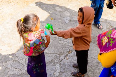 Zinacantan, Meksika - 2 Kasım 2016: Zinacantan'da kimliği belirsiz kişiler, Chiapas eyaleti, Meksika. Kasaba yerli Tzotzil Maya insanlar tarafından iskan edilir