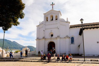 Zinacantan, Meksika - 2 Kasım 2016: San Lorenzo Kilisesi (Saint Lawrence), Zinacantan, Chiapas, Meksika. Kasabanın ana dini binası