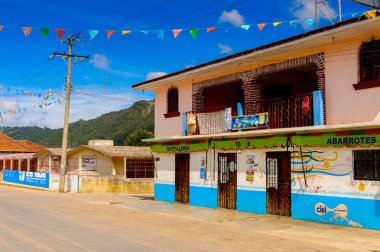 Zinacantan, Meksika - Kas 2, 2016: Zinacantan ana caddemimarisi, Chiapas eyaleti, Meksika. Kasaba yerli Tzotzil Maya insanlar tarafından iskan edilir