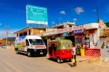 Zinacantan, Meksika - 2 Kasım 2016: Zinacantan'da gün ortası, Chiapas eyaleti, Meksika. Kasaba yerli Tzotzil Maya insanlar tarafından iskan edilir