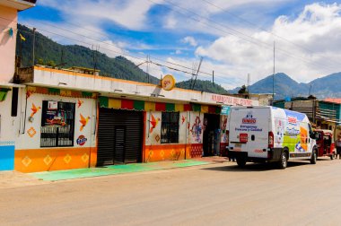 Zinacantan, Meksika - Kas 2, 2016: Zinacantan ana caddemimarisi, Chiapas eyaleti, Meksika. Kasaba yerli Tzotzil Maya insanlar tarafından iskan edilir