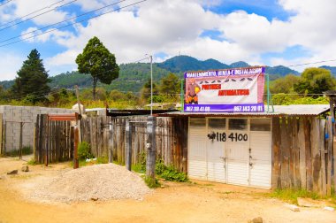 Zinacantan, Meksika - Kas 2, 2016: Zinacantan yakınlarındaki küçük ev, Chiapas eyaleti, Meksika. Kasaba yerli Tzotzil Maya insanlar tarafından iskan edilir