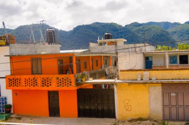 San Cristobal De Las Casas, Meksika - 1 Kasım 2016: San Cristobal de las Casas'ın renkli mimarisi, Chiapas eyaletinin Orta Dağlık bölgesinde yer alan şehir, Meksika