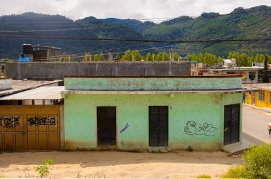 San Cristobal De Las Casas, Meksika - 1 Kasım 2016: San Cristobal de las Casas'ın renkli mimarisi, Chiapas eyaletinin Orta Dağlık bölgesinde yer alan şehir, Meksika