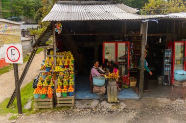 Chiapas, Meksika - Kas 2, 2016: Küçük pazar, Meksika Chiapas eyaletinde maya köylerinden biri. Burada maya kökenli gerçek insanlar canlı