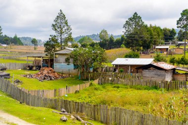 Chiapas, Meksika - Kas 2, 2016: Meksika Chiapas eyaletinde maya köylerinden biri görünümü. Burada maya kökenli gerçek insanlar canlı