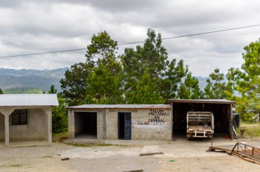 Chiapas, Meksika - Kas 2, 2016: Meksika Chiapas eyaletinde maya köylerinden biri. Burada maya kökenli gerçek insanlar canlı