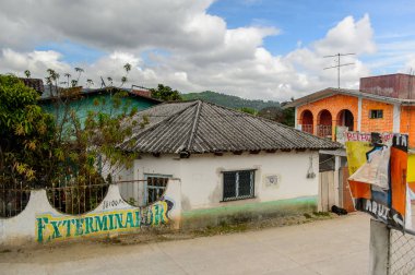 Chiapas, Meksika - Kas 2, 2016: Meksika Chiapas eyaletinde maya köylerinden biri. Burada maya kökenli gerçek insanlar canlı
