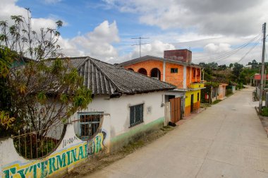 Chiapas, Meksika - Kas 2, 2016: Meksika Chiapas eyaletinde maya köylerinden biri. Burada maya kökenli gerçek insanlar canlı
