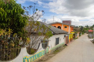 Chiapas, Meksika - Kas 2, 2016: Meksika Chiapas eyaletinde maya köylerinden biri. Burada maya kökenli gerçek insanlar canlı