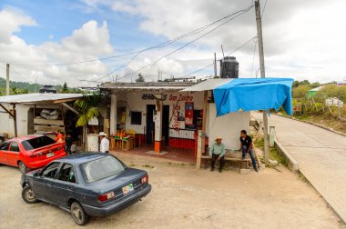 Chiapas, Meksika - Kas 2, 2016: Meksika Chiapas eyaletinde maya köylerinden biri tipik. Burada maya kökenli gerçek insanlar canlı