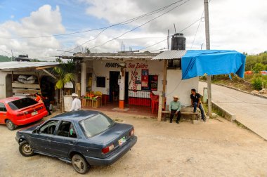 Chiapas, Meksika - Kas 2, 2016: Meksika Chiapas eyaletinde maya köylerinden biri tipik. Burada maya kökenli gerçek insanlar canlı