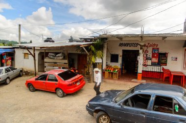 Chiapas, Meksika - Kas 2, 2016: Meksika Chiapas eyaletinde maya köylerinden biri tipik. Burada maya kökenli gerçek insanlar canlı