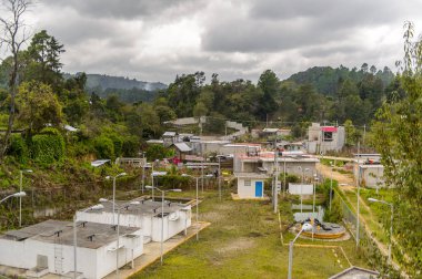 Chiapas, Meksika - 2 Kasım 2016: Meksika'nın Chiapas eyaletindeki maya köylerinden birinin panoraması. Burada maya kökenli gerçek insanlar canlı