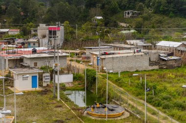 Chiapas, Meksika - 2 Kasım 2016: Meksika'nın Chiapas eyaletindeki maya köylerinden birinin panoraması. Burada maya kökenli gerçek insanlar canlı