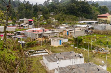 Chiapas, Meksika - 2 Kasım 2016: Meksika'nın Chiapas eyaletindeki maya köylerinden birinin panoraması. Burada maya kökenli gerçek insanlar canlı